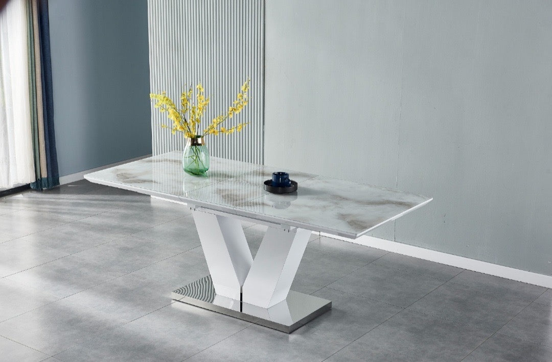 Table design pied V argenté plateau effet marbre beige